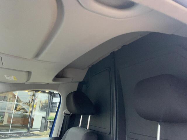 Volkswagen CADDY MAXI Caddy Cargo 1.0 TSI Lange wielbasis, benzine motor, btw verrekenbaar, radio met telefoonvoorbereiding.