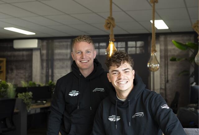 Volkswagen CADDY MAXI Cargo 2.0 TDI Exclusive Black Edition Camera, Cruise, Carplay, LED, Stoelverwarming, Automaat, Trekhaak, Standkachel, Uniek!