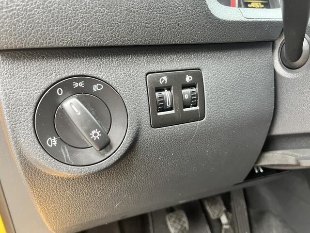 Volkswagen CADDY MAXI 2.0 TDI L2H1 Airco Cruise controle Trekhaak 1500kg trekgewicht Parkeersensoren achter Kastinrichting Schuifdeur Telefoon verbinding 1e eigenaar Euro 6 Verlengd bpm vrij voor particulier gebruik !!