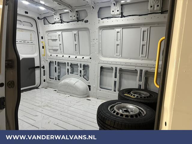 Volkswagen CRAFTER 2.0 TDI 141pk L3H3 L2H2 Euro6 Airco | Camera | Apple Carplay | Cruisecontrol Chauffeursstoel, Android Auto