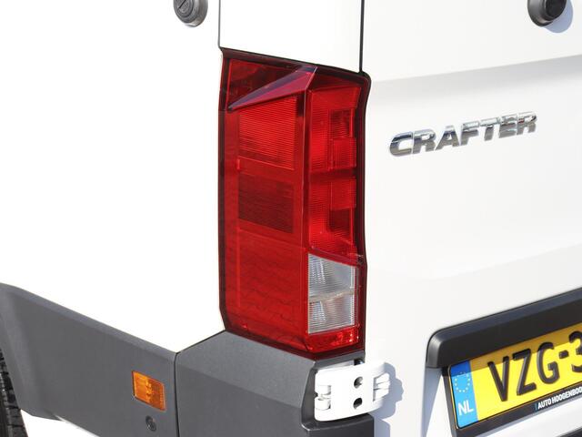 Volkswagen CRAFTER Bedrijfswagens 2.0 TDI L3H3 Highline 103 kW (140 pk) 8 versn auto | Multifunctioneel stuurwiel | Trekhaak met vaste kogel | Cruise control | Ergo Comfortstoel | Opstaptrede op trekbalk |