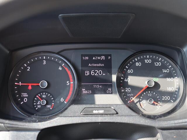 Volkswagen CRAFTER Bedrijfswagens 2.0 TDI L3H3 Highline 103 kW (140 pk) 8 versn auto | Multifunctioneel stuurwiel | Trekhaak met vaste kogel | Cruise control | Ergo Comfortstoel | Opstaptrede op trekbalk |