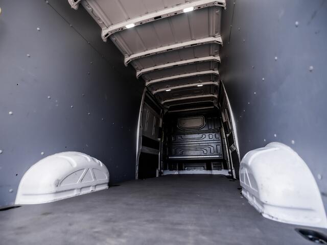 Volkswagen CRAFTER 35 2.0 TDI L4H3 (DUBBELE SCHUIFDEUREN, APPLE CARPLAY, CAMERA, AIRCO, ELEK RAMEN, 3 ZITPLAATSEN, BLUETOOTH, NIEUWE APK, NIEUWSTAAT)