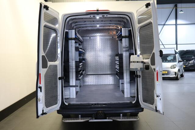 Volkswagen CRAFTER 35 2.0 TDI 140PK L3H3 EURO 6 - Airco - Navi - Cruise - ¤ 16.900,- Excl.