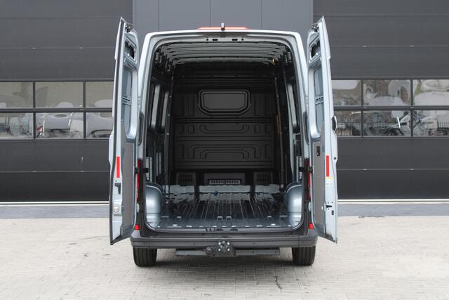 Volkswagen CRAFTER 35 2.0 TDI L4H3 Highline 177pk - Navi - Geveerde Stoelen - Adaptive Cruise - Blind Spot - Camera - Trekhaak - LM velgen - Rijklaar