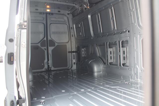 Volkswagen CRAFTER 35 2.0 TDI L4H3 Highline 177pk - Navi - Geveerde Stoelen - Adaptive Cruise - Blind Spot - Camera - Trekhaak - LM velgen - Rijklaar