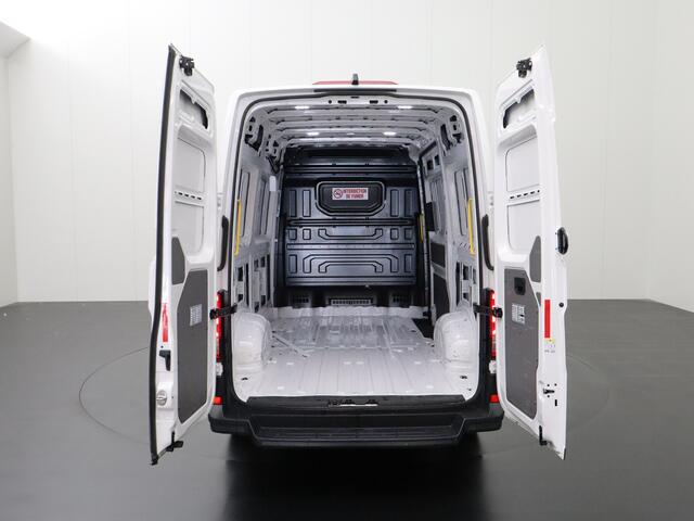 Volkswagen CRAFTER 2.0TDI 140PK L3H3 | Navigatie | Camera | 3-Persoons | Airco | Cruise