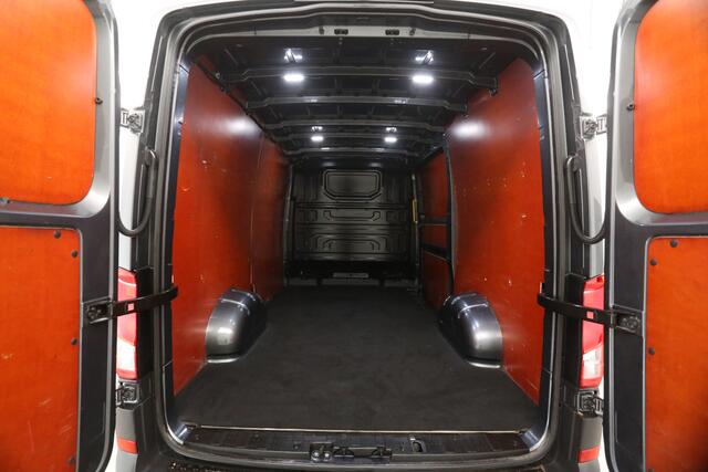 Volkswagen CRAFTER 35 2.0 TDI L3H2 141PK 3000KG Trekgew. Trekhaak Camera Cruise Carplay Airco Navigatie PDC 3 Persoons