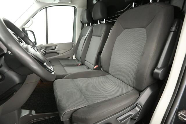 Volkswagen CRAFTER 35 2.0 TDI L3H2 141PK 3000KG Trekgew. Trekhaak Camera Cruise Carplay Airco Navigatie PDC 3 Persoons