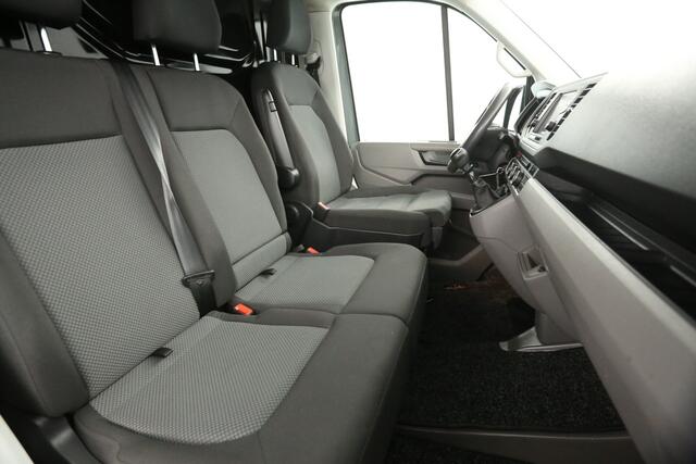 Volkswagen CRAFTER 35 2.0 TDI L3H2 141PK 3000KG Trekgew. Trekhaak Camera Cruise Carplay Airco Navigatie PDC 3 Persoons