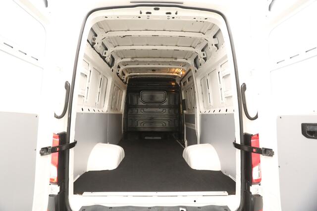 Volkswagen CRAFTER 50 2.0 TDI L3H3 177PK | Marge | Dubbellucht | 3500kg Trekgew. | Airco 3 Persoons Trekhaak