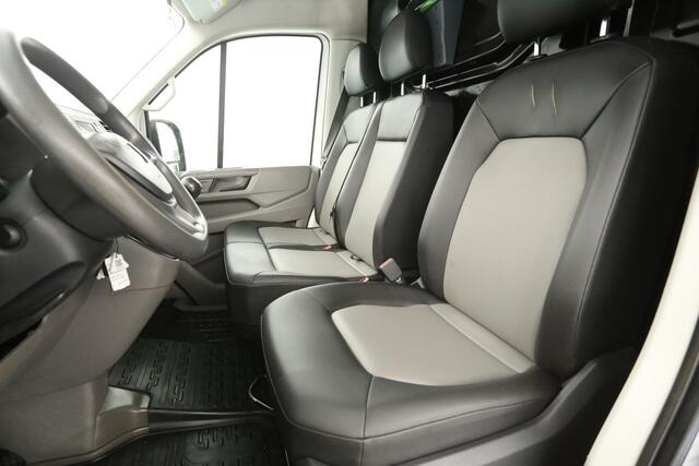 Volkswagen CRAFTER 50 2.0 TDI L3H3 177PK | Marge | Dubbellucht | 3500kg Trekgew. | Airco 3 Persoons Trekhaak