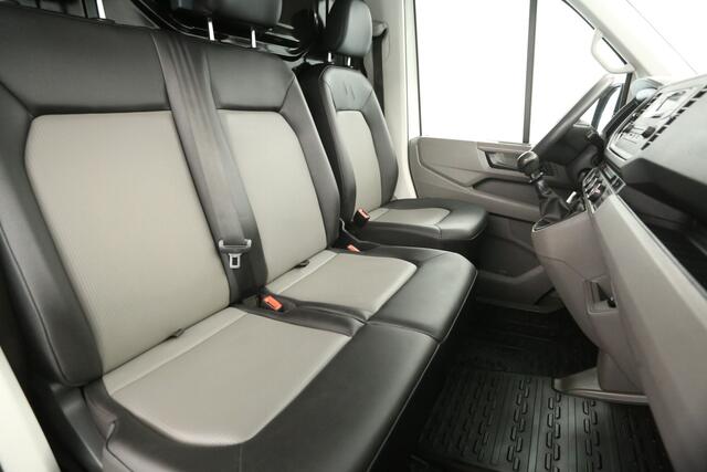 Volkswagen CRAFTER 50 2.0 TDI L3H3 177PK | Marge | Dubbellucht | 3500kg Trekgew. | Airco 3 Persoons Trekhaak