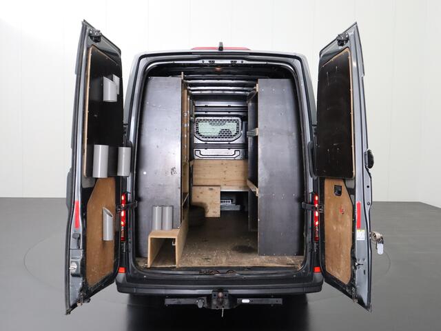 Volkswagen CRAFTER 2.0TDI 140PK DSG Automaat L3H3 | Trekhaak | Navigatie | Camera | 3-Persoons | Betimmering