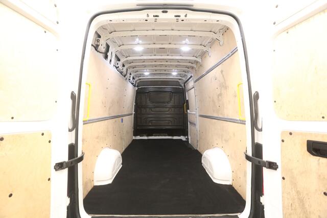 Volkswagen CRAFTER 35 2.0 TDI L4H3 140PK DSG Automaat 3000kg Trekgew. Trekhaak Airco Camera Cruise Carplay 3 Persoons