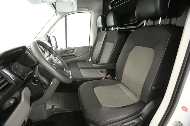 Volkswagen CRAFTER 35 2.0 TDI L4H3 140PK DSG Automaat 3000kg Trekgew. Trekhaak Airco Camera Cruise Carplay 3 Persoons