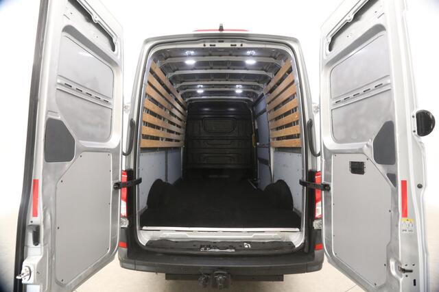 Volkswagen CRAFTER 35 2.0 TDI L3H3 140PK 3000kg Trekgew. Trekhaak Airco Camera Cruise Carplay Navi PDC 3 Persoons