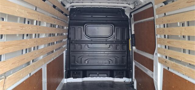 Volkswagen CRAFTER 35 2.0 TDI L3H3 Comfortline 140 pk Automaat / Trekhaak / Navigatie