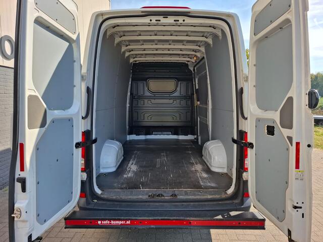 Volkswagen CRAFTER 35 2.0 TDI L3H3 Highline 3p. Navi Airco CruiseControl Verw.Voorruit Regensensor Pdc V+A SchuifdeurRechts Aut.Verlichting Start/Stop Elek.Ramen/Spiegels VerwamerbareSpiegels Verst.Stoel