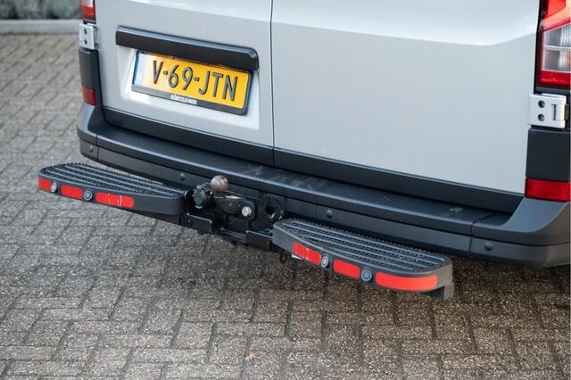 Volkswagen CRAFTER 35 2.0 TDI L3H3 140 PK | Trekhaak | Apple CarPlay | ACC | LED | Camera