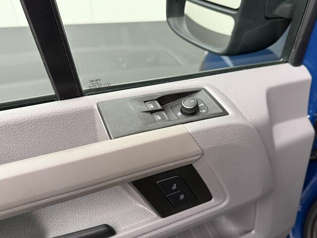 Volkswagen CRAFTER 2.0TDI 177PK DSG Automaat L3H2 Led | Werkplaats | Navigatie | Camera | Airco | Cruise | 3-Persoons | Trekhaak 3000Kg