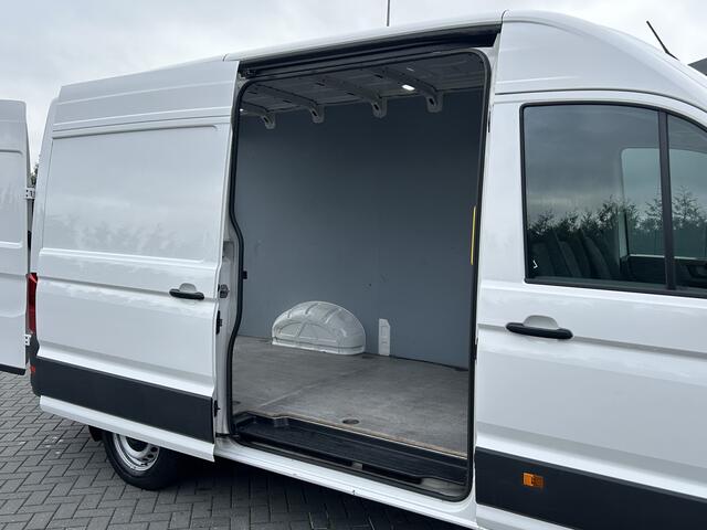 Volkswagen CRAFTER 2.0 TDI 141 PK / DSG AUTOMAAT / L3H3 / 3 TONS TREKHAAK / AIRCO / CRUISE / CAMERA / 3-ZITS