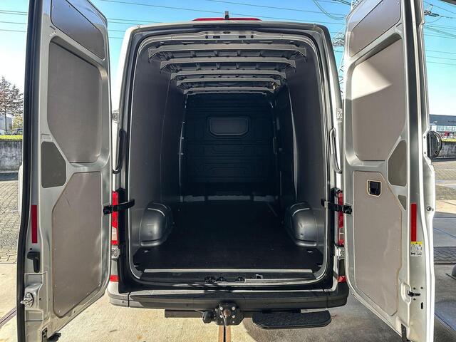 Volkswagen CRAFTER 2.0 TDI 140pk L3H3 | BPM-vrij | DAB | All Seasonbanden | Navigatie | Trekhaak | Sidebars | Betimmering | Camera