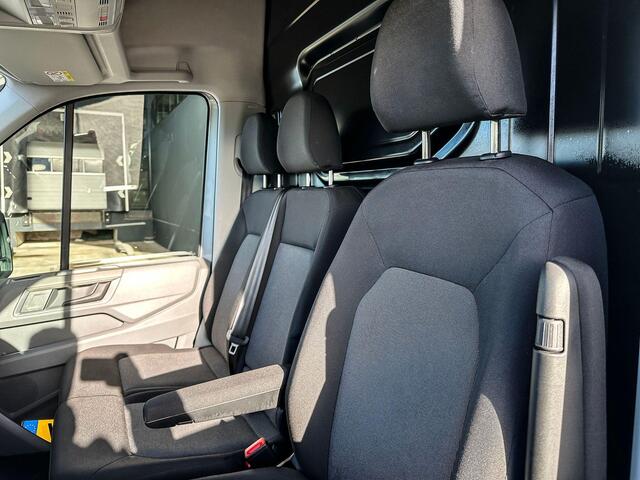 Volkswagen CRAFTER 2.0 TDI 140pk L3H3 | BPM-vrij | DAB | All Seasonbanden | Navigatie | Trekhaak | Sidebars | Betimmering | Camera