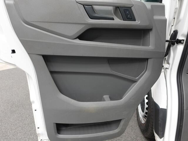 Volkswagen CRAFTER 140pk L4H3 / L3H2 Dubbele cabine Airco Cruise control Trekhaak Navigatie Carplay Camera Sidebars Euro6