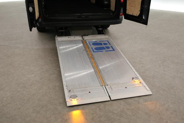 Volkswagen CRAFTER 35 2.0 TDI L3H3 | Laadklep | Airco | Camera | 3-Zits | Elektrpakket | Schuifdeur