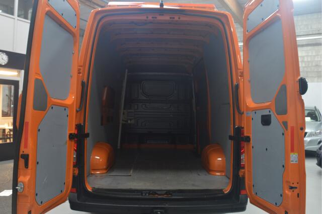 Volkswagen CRAFTER 35 2.0 TDI L3H3 Highline // 181.000 km // AIRCO // CRUISE // CARPLAY // CAMERA // ZWAAILAMP // TREKHAAK //