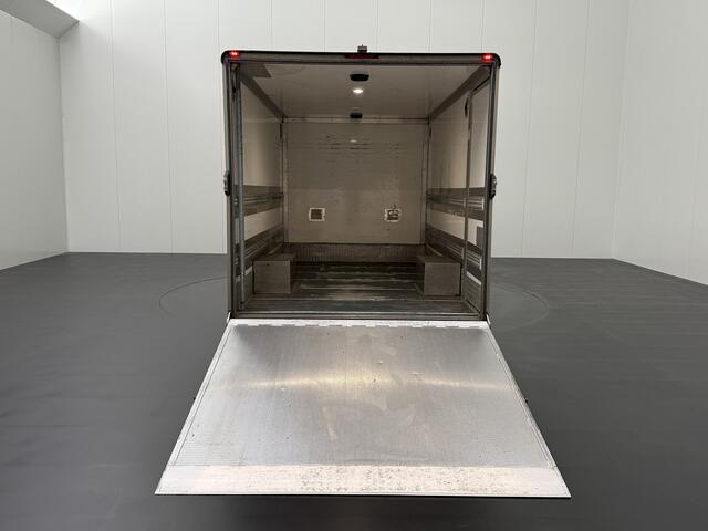 Volkswagen CRAFTER 177PK Automaat Lowliner Bakwagen | Valklep | Oprijklep | Navigatie | 3-Zits | Airco | Dakspoiler