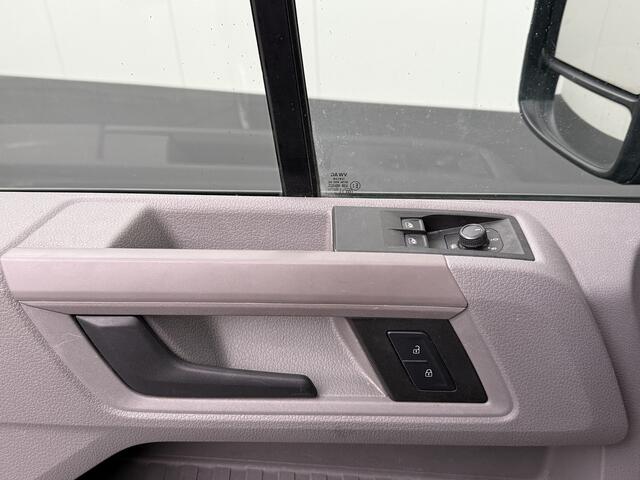 Volkswagen CRAFTER 140PK Automaat L3H3 | Imperiaal | Trekhaak | Navigatie | Camera | Airco | Cruise | 3-Zits