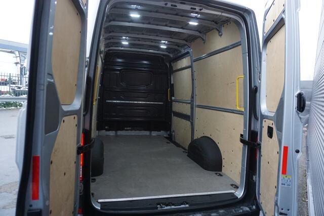 Volkswagen CRAFTER 140pk Automaat L3H3/L2H2 Apple carplay Camera Stoelverwarming Airco Parkeersensoren