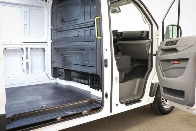 Volkswagen CRAFTER 30 2.0 TDI L3H2 Highline | MULTIMEDIA PACK | STUURVERWARMING | DAB | APPLE | CAMERA | TREKHAAK