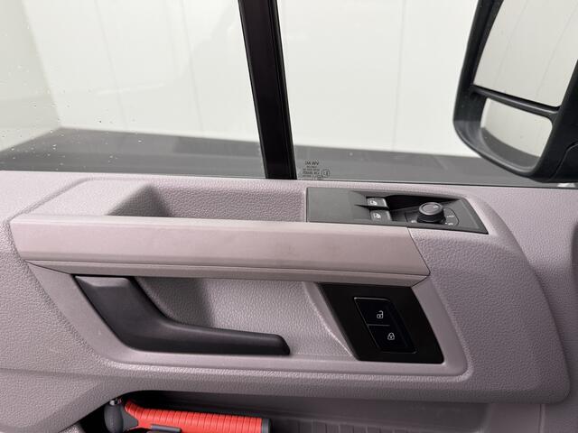 Volkswagen CRAFTER 2.0TDI 140PK Highline L3H3 | Euro 6 | Navigatie | Camera | 3-Zits | Airco | Cruise