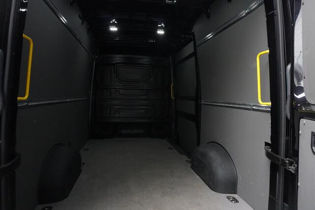 Volkswagen CRAFTER 180pk Automaat L3H3/L2H2 Navigatie Camera Apple Carplay LED Stoelverwarming