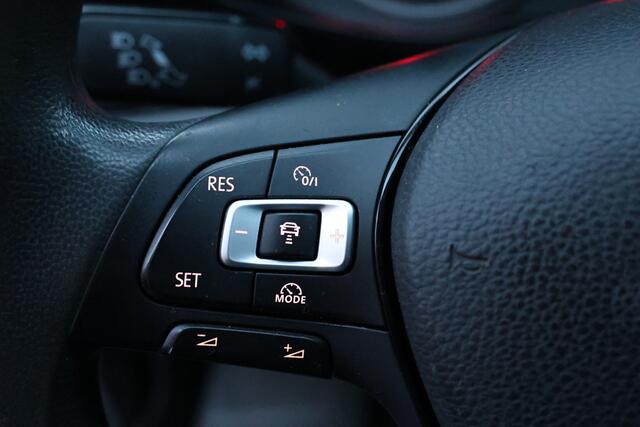 Volkswagen CRAFTER 35 2.0 TDI 177 PK L4H3 Highline | ACC | Bi-Xenon | CarPlay | Camera | DAB | 360 PDC | Trekhaak | NAP Logisch | Nieuwe APK