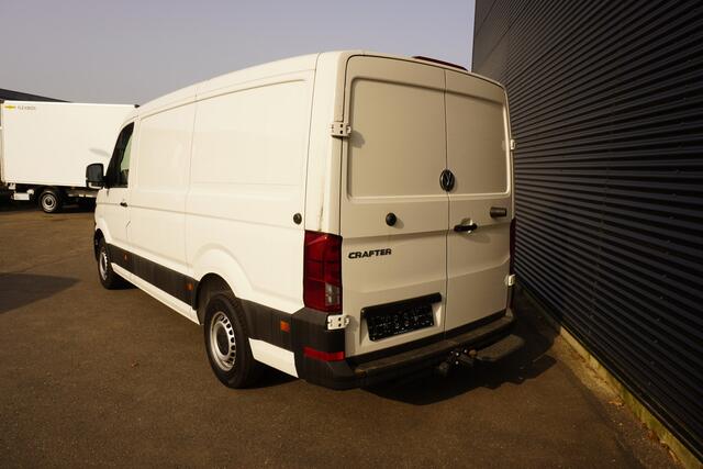 Volkswagen CRAFTER 35 140pk L3H2 / L2H1 Trekhaak Apple Carplay 3-zits Parkeersensoren Euro6