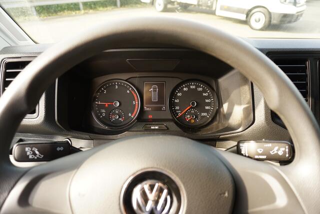 Volkswagen CRAFTER 35 140pk L3H2 / L2H1 Trekhaak Apple Carplay 3-zits Parkeersensoren Euro6