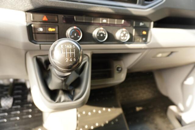 Volkswagen CRAFTER 35 140pk L3H2 / L2H1 Trekhaak Apple Carplay 3-zits Parkeersensoren Euro6