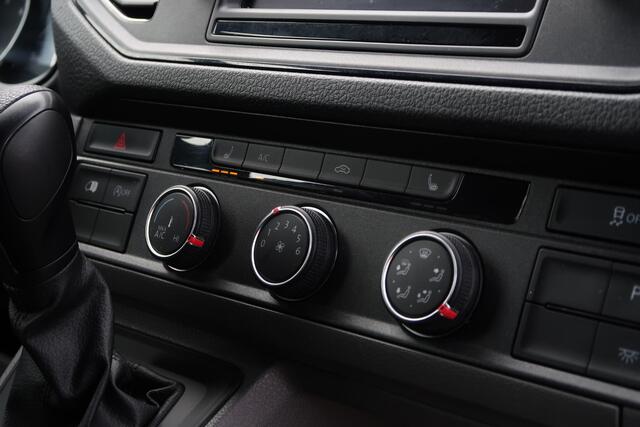 Volkswagen CRAFTER 35 2.0 TDI L3H3 AUT/ LED/ CAMERA/ ACC/ MASSAGE/ AIRCO/ TREKHAAK