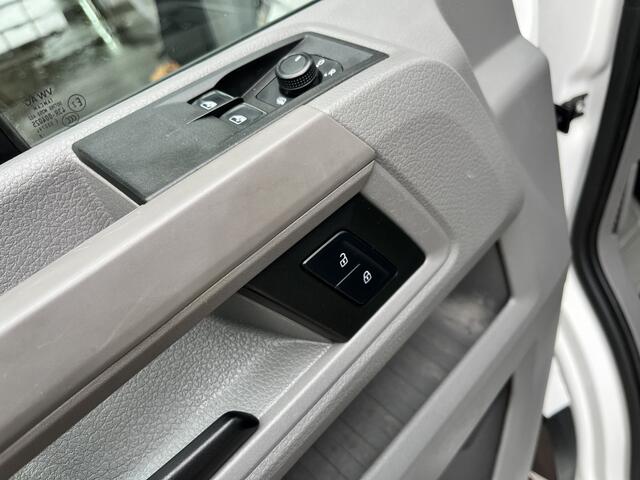 Volkswagen CRAFTER 35 2.0 TDI L4 DC 140pk Airco Cruise controle Trekhaak 3000kg trekgewicht Kipper 6-Persoons Euro 6 Dubbele cabine 1e eigenaar Open laadbak Pick-up Bakwagen Kieper