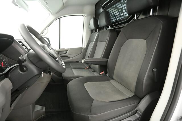 Volkswagen CRAFTER 2.0 TDI L3H3 140PK | 3000KG Trekgew. | Trekhaak | Airco | Adap. Cruise | Camera | Carplay | 3 Zits