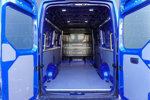 Volkswagen CRAFTER 180pk Automaat L3H3/L2H2 LED Apple Carplay Camera Navigatie Stoelverwarming Cruise control