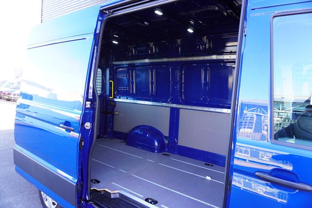 Volkswagen CRAFTER 180pk Automaat L3H3/L2H2 LED Apple Carplay Camera Navigatie Stoelverwarming Cruise control