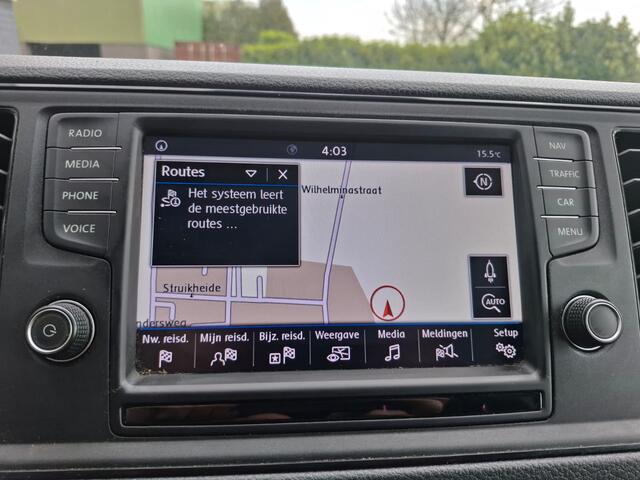 Volkswagen CRAFTER 35 2.0TDI 177pk! L3H3 EL Highline Trekhaak Camera Navi PDC-a+v Dab Treeplanken Schuifdeur Bluetooth EURO-6 CruiseControl Voorruitverwarming Betonplex-Vloer Wandbetimmering Aut.Verlichting Elek.Ramen/Spiegels Euro 6 Krachtige motor 177pk/410Nm zorgt voor 3