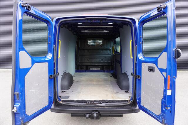 Volkswagen CRAFTER 35 140pk L3H3/L2H2 Navigatie Trekhaak Parkeersensoren Stoelverwarming Airco