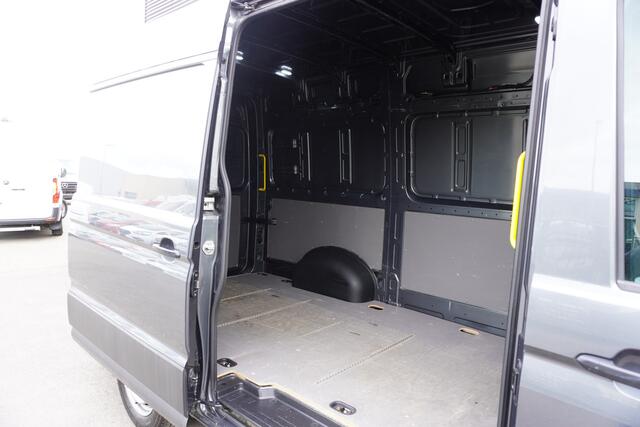 Volkswagen CRAFTER 140pk Automaat L3H3/L2H2 Apple Carplay Navigatie Camera Trekhaak Parkeersensoren 3-Zits Airco Climate control