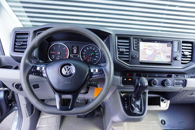 Volkswagen CRAFTER 35 180pk Automaat L3H3/L2H2 Apple Carplay Camera Parkeersensoren Trekhaak Navigatie 3-Zits Cruise control Airco